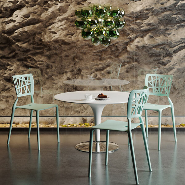 Mintgröna stolar vid ett cafébord